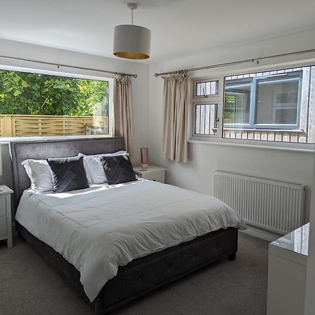 Peaceful Glastonbury Bungalow - Ideally Located Exterior foto